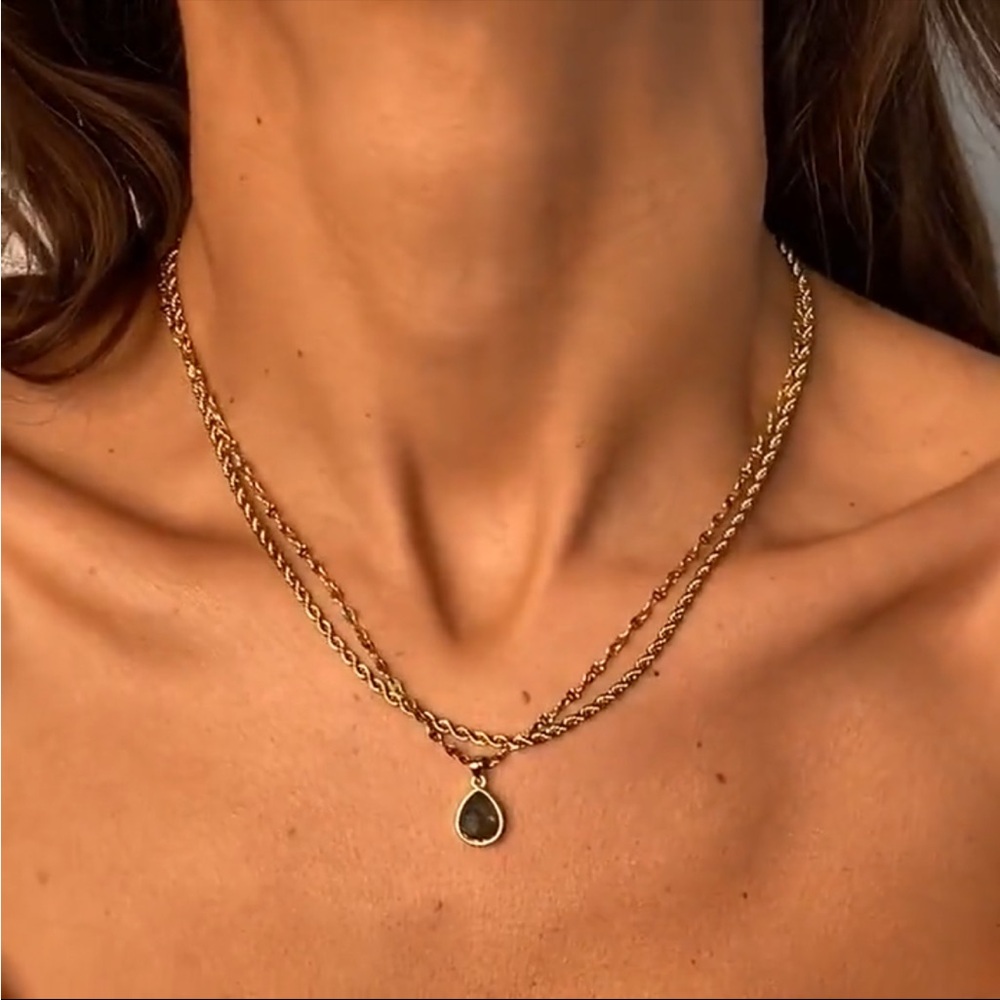 Elegant Gold Pendant Necklace
